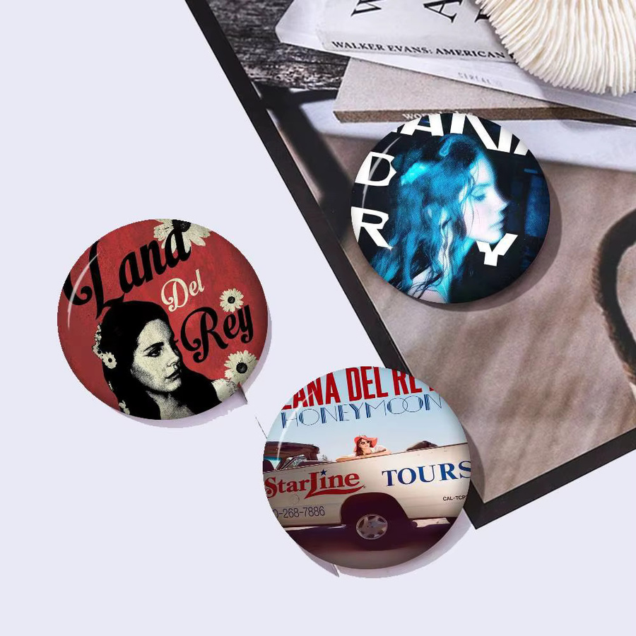 Anstecker Lana Del Rey Cartoon, Metall, Bunt - Bild 3
