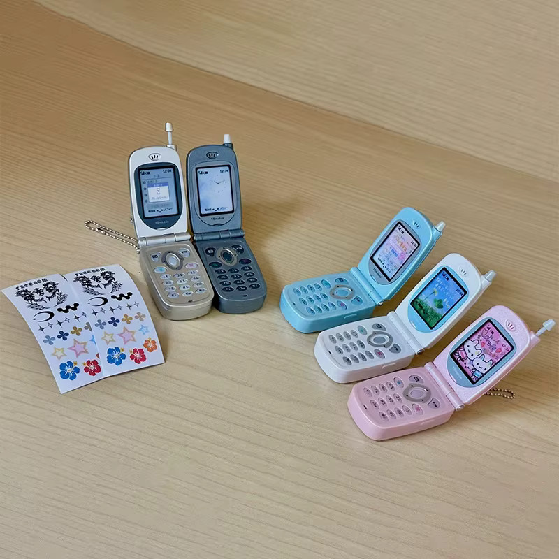 Bandai Mini-Flip-Handy mit Aufnahmefunktion und Schlüsselanhänger, Retro-Design - Bild 1
