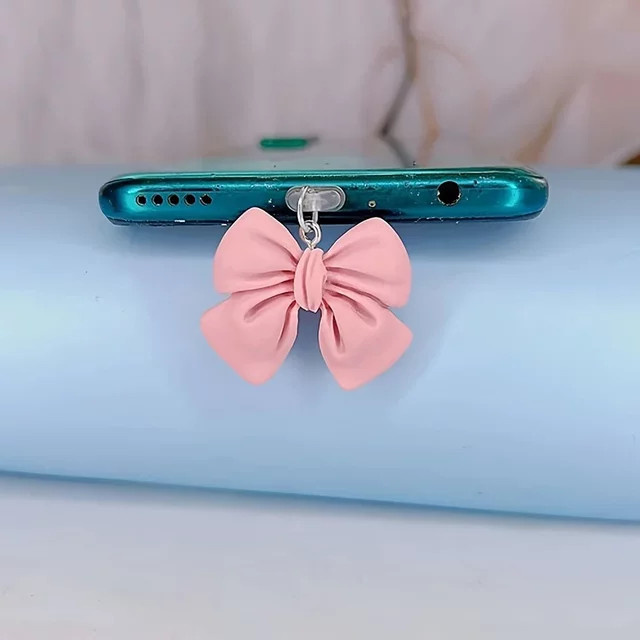 INS Stil Bowknot Staubschutzstecker für USB-C Ladeport als dekorativer Anhänger für iPhone und AirPods in Pink oder Lila - Bild 1