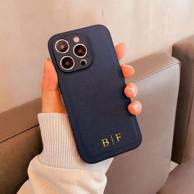 Personalisierte Lederhülle von YLUOYI mit Gravur von Initialen und Namen für iPhone 11 bis iPhone 17 Pro Max und Air in Pink oder Blau - Bild 1