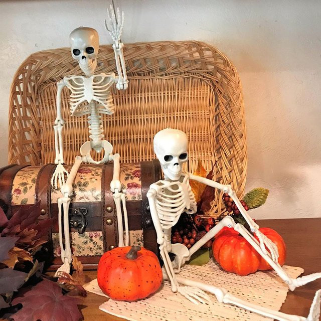 ZQCXLD Halloween Skelett aus weißem Plastik mit beweglichen Knochen als Horror-Deko für deine Party - Bild 1