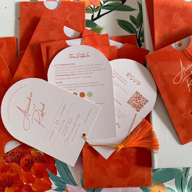 Personalisierte Einladungskarte aus Samt in Orange für Hochzeiten und Geburtstage mit drei Innenseiten - Bild 1