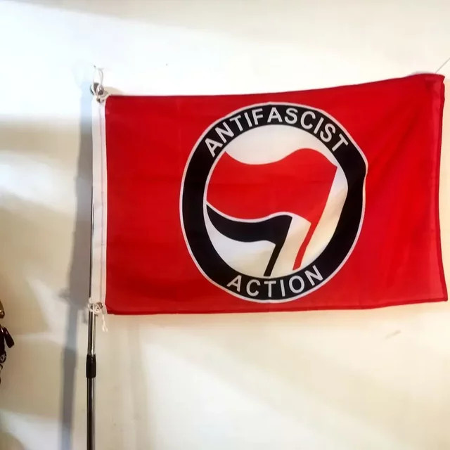 Antifaschistische Action-Flagge in Rot mit Grafik und Typografie, B/H: 91,44 x 152,4 cm - Bild 1