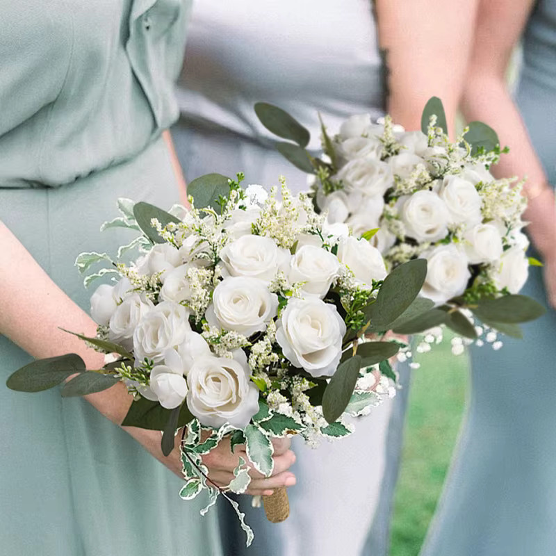 Handgefertigter weißer Brautjungfernstrauß von YO CHO mit Rosen und Eukalyptus für deine Hochzeit - Bild 3