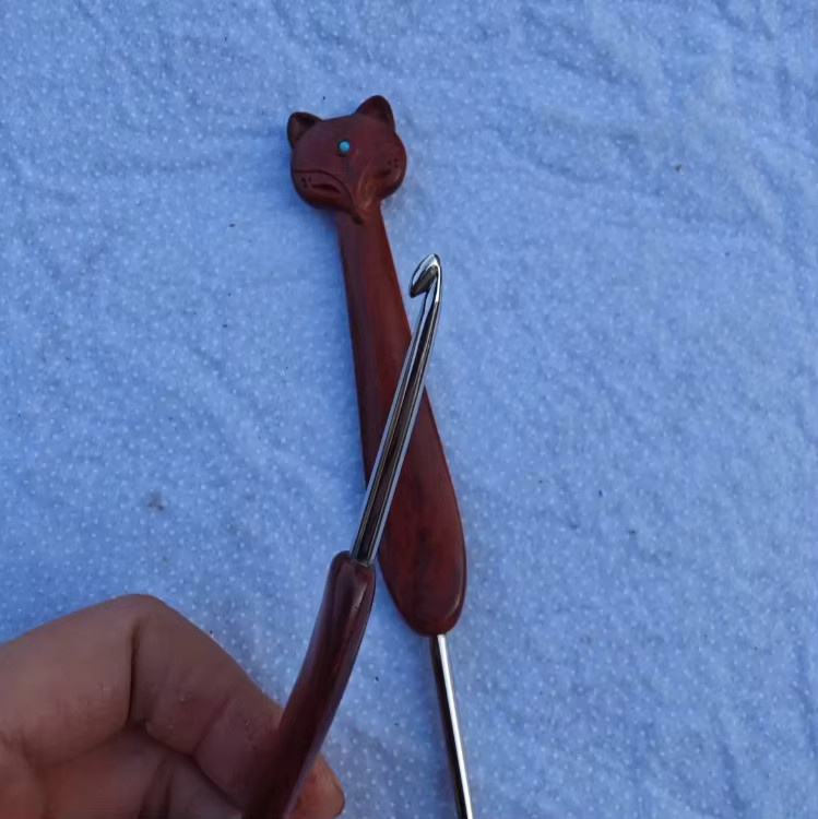 LOLPI Häkelnadel mit Fuchs-Griff aus Holz in Braun für DIY Handarbeit und Stricken - Bild 2