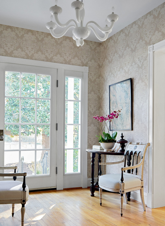 Anna French Tapete Darcey Damask in Flax mit klassischem Damast-Muster in Beige und Grau - Bild 1