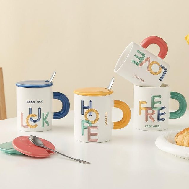 Kreative Keramiktasse mit Deckel und Löffel von Yiran Furniture, Mehrfarbig, 350 ml - Bild 1