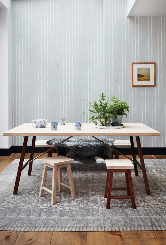Cole & Son Tapete Marquee Stripe in Hellblau mit abstraktem Streifenmuster im skandinavischen Design - Bild 2
