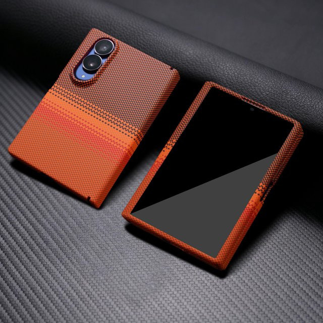 YNNBO Magnetische Carbonfaser Schutzhülle für Samsung Galaxy Z Fold 8 Ultra mit Displayschutz und gehärtetem Glas in Orange - Bild 1