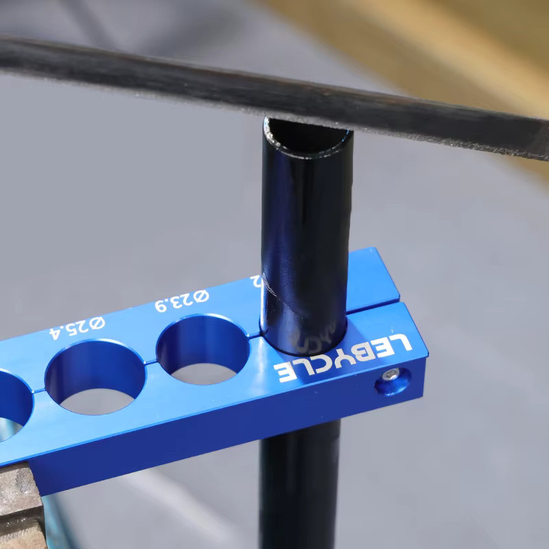 LEBYCLE Tischschraubstock Einsatzklemme in Blau für Fahrradteile und Reparaturen, Spannbereich 5–45 mm - Bild 4