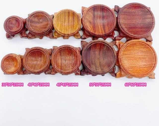 Holzständer für Kristallkugeln als Tischdekoration und Fotografie-Requisit in Braun - Bild 1