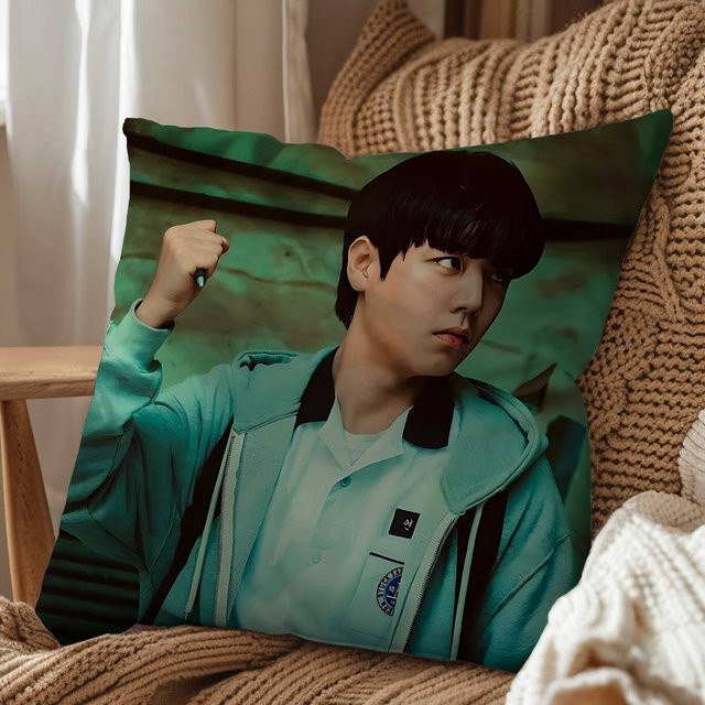 Dekorativer Kissenbezug Yeon Si-eun Weak Hero Park Jihoon von JMG Clothing, Farbe: Grün, B/T/H: 35 x 35 x 35 cm - Bild 1