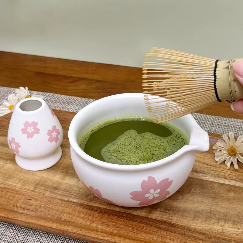 5-teiliges Matcha-Set in Pink und Weiß mit Keramik-Matchaschüssel, Teekanister und 100-Zinken-Schneebesen von bespritgift - Bild 2