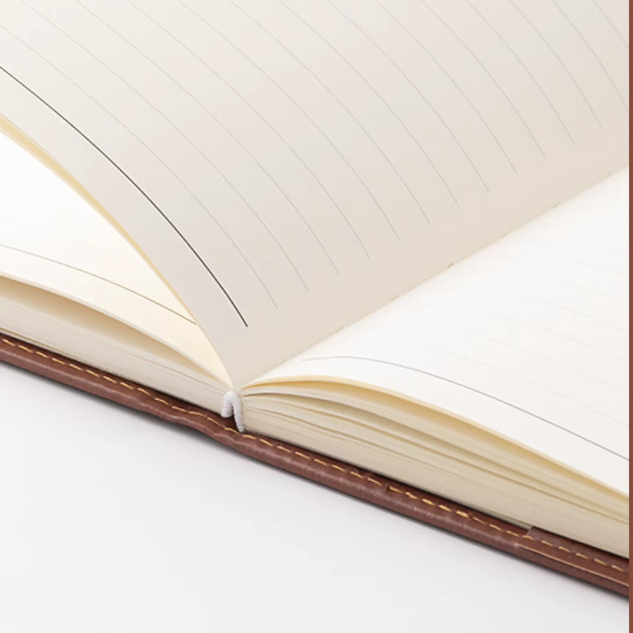 A5 Notizbuch mit Hardcover aus veganem Leder in Braun mit elastischem Verschluss und linierten Seiten - Bild 4