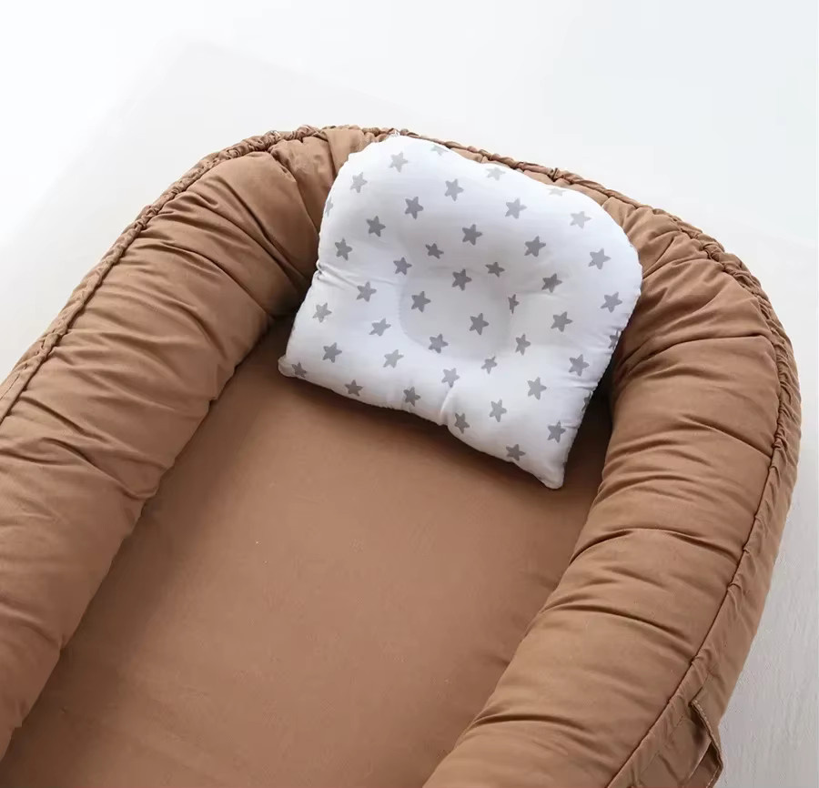 Tragbares Babynest aus Baumwolle in Schwarz als Reisebett und Stubenwagen - Bild 3