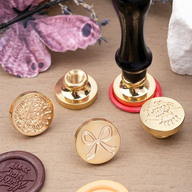Wachssiegel-Stempel-Set im Vintage-Stil mit 6 Mustern und 1 Holzgriff zur Dekoration von Einladungen - Bild 1