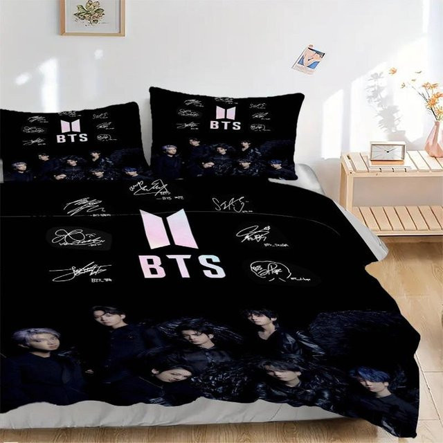BTS Mitglieder mit Flügeln Bettwäsche-Set in Schwarz, bestehend aus 1 Bettbezug und 2 Kissenbezügen, B/H: 135 x 200 cm - Bild 1
