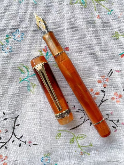 Kaigelu Acryl-Füllfederhalter mit Marmor-Bernstein-Muster in Braun, EF/F-Feder 0,8 mm - Bild 1