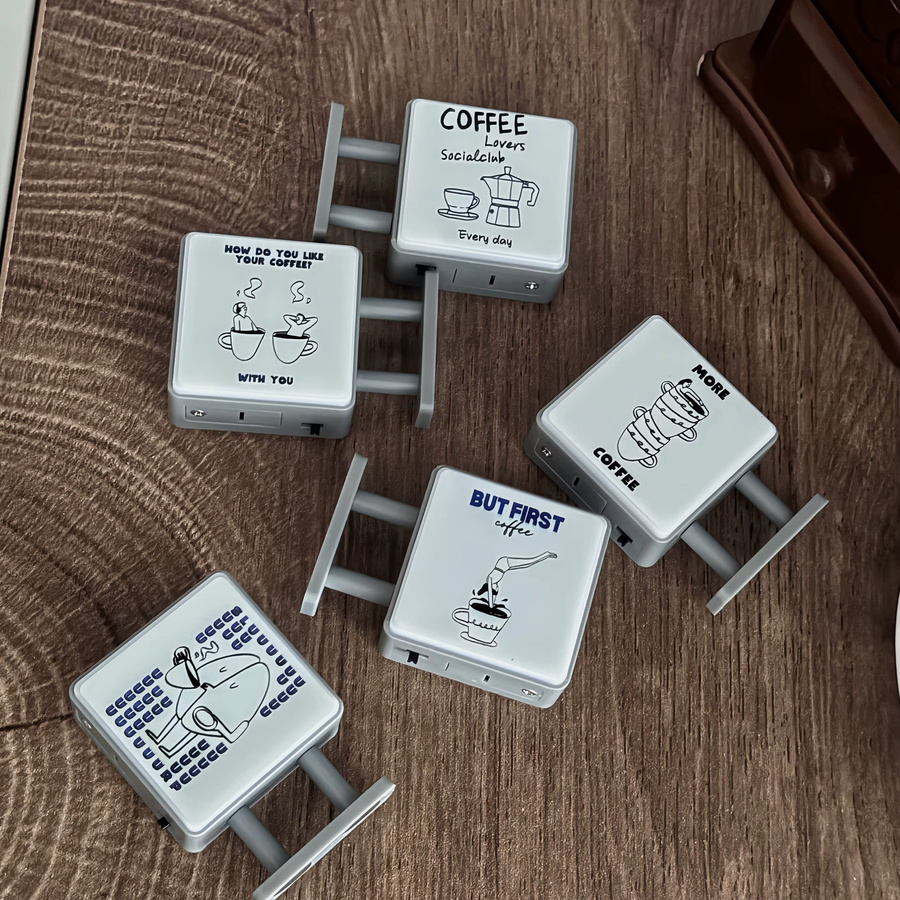 Handgezeichnete Koreanische Kaffee Kühlschrankmagnete in Braun und Weiß mit Miniatur-Kaffeemaschinen-Motiv - Bild 3
