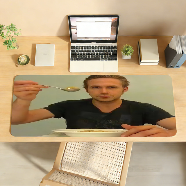 Großes Mauspad mit Ryan Gosling Motiv in Multicolour, rutschfest und wasserdicht für Büro und Gaming - Bild 1