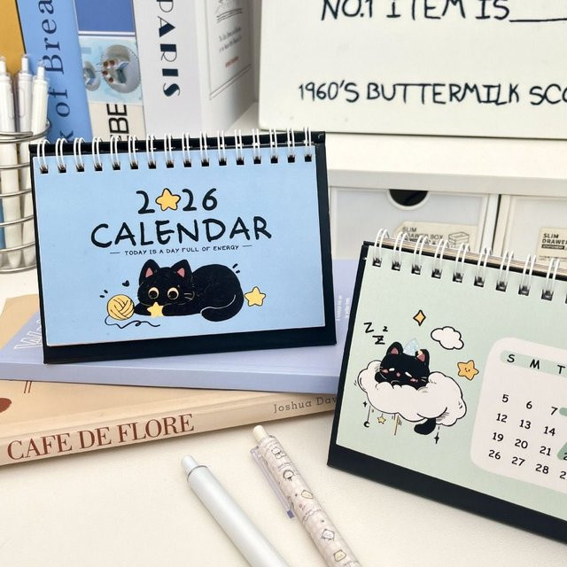 Simple Coil 2026 Schreibtischkalender mit niedlichem Katzenmotiv, gelber Monatsplaner für Büro und Schule - Bild 1