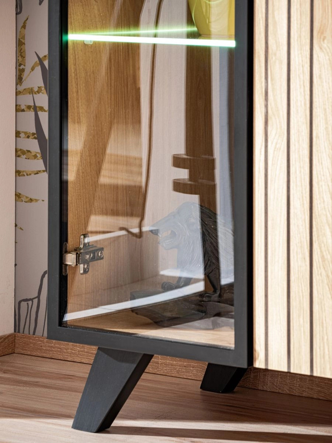 Vitrinenschrank Lines in Eiche und Schwarz mit Glastüren und integrierter Beleuchtung, B: 90 cm, H: 102 cm, T: 40 cm - Bild 4