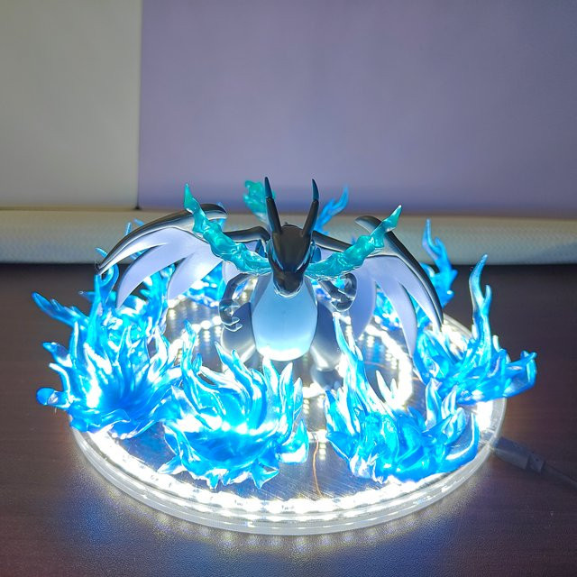 Bandai Pokemon Glurak X LED Blaue Feuer-Actionfigur, DIY Lampe, PVC Modell - Bild 1