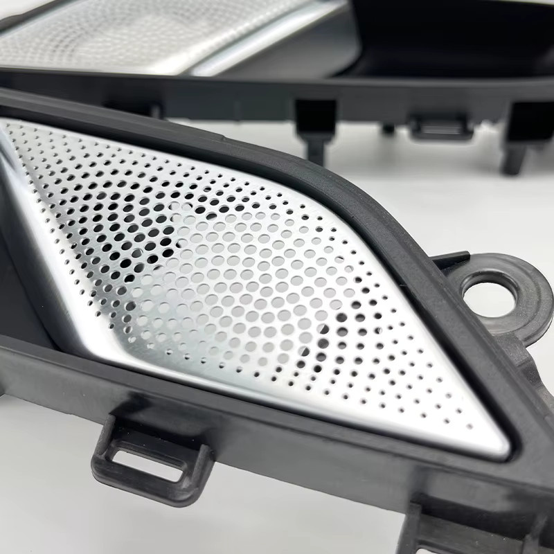 Audio-Upgrade-Kit für BMW G30 5-Serie mit LED-beleuchteten Lautsprecherabdeckungen und Mitteltönern in Silber und Multicolour - Bild 3