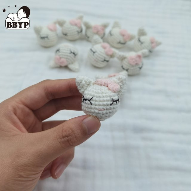 5er Set Handgemachte Häkel-Katzen als Beißring und Schnullerkette für Babys in Weiß - Bild 1