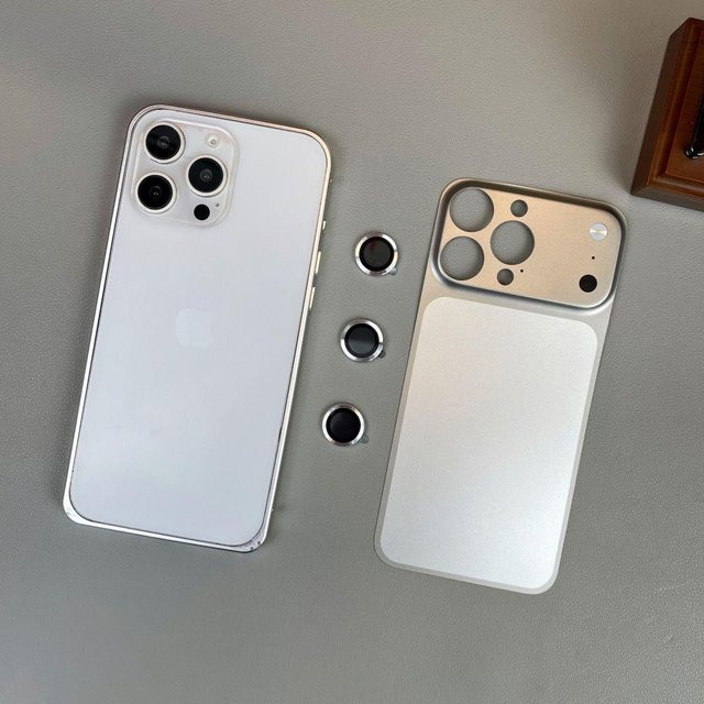 3-in-1 Schutzhülle für iPhone 12 bis 16 Pro Max mit Metalllegierungsrahmen, Glasrückwand und Linsenfolie in Silber - Bild 1