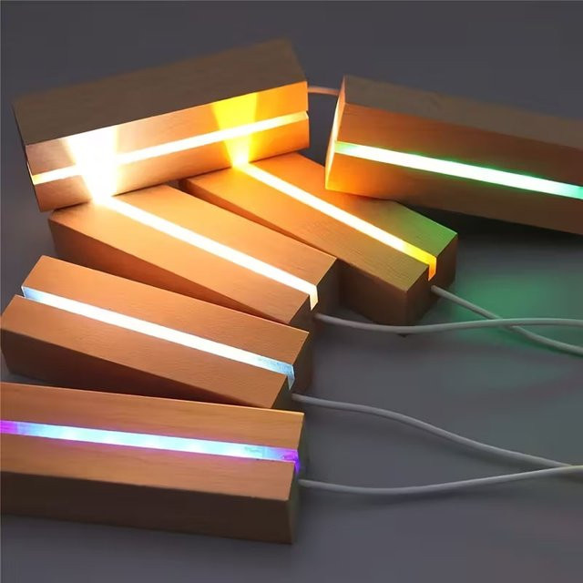 Modernes USB-Nachtlicht mit 3D-Acryl-LED-Sockel aus Holz und Kunststoff in Weiß und Holzoptik für deine Tischdekoration - Bild 1