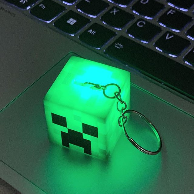 SwoopBuy Mini-LED-Taschenlampe als Schlüsselanhänger und Rucksackanhänger, USB wiederaufladbares Nachtlicht in Grün - Bild 1