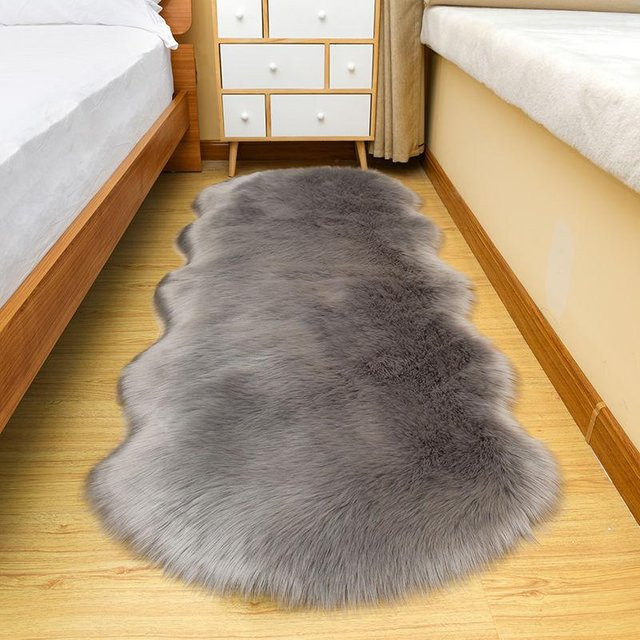 Weicher Kunstfell-Teppich von WTEMPO in Grau, flauschiger Plüsch-Bodenmatten für Wohnzimmer und Schlafzimmer, B/L: 60 x 110 cm - Bild 1