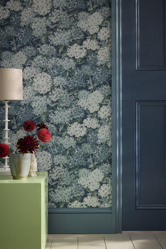 Little Greene Tapete Rhododendron Walk in Hicks Blue mit floralem Naturmotiv als Vlies-Tapete - Bild 2
