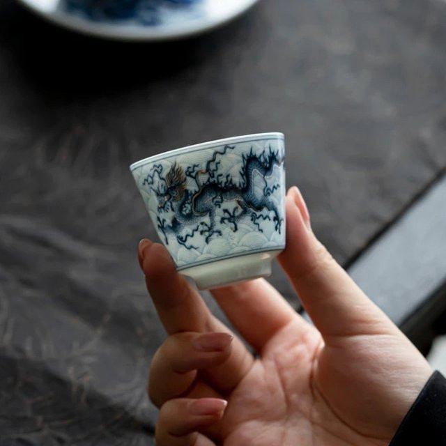 Retro-Teetasse aus Porzellan mit blau-weißem Wolkendrachenmuster und Goldakzenten - Bild 1