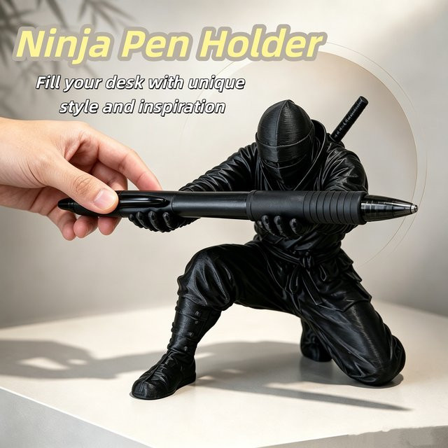 Ninja Stifthalter aus Kunststoff in Schwarz als kreatives Schreibwaren-Aufbewahrungsornament für deinen Schreibtisch - Bild 1