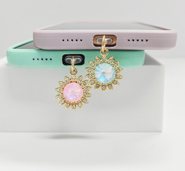 Sonnenblume USB-C Staubschutz Kappe als Charme Anhänger in Pink für dein iPhone und andere Geräte - Bild 1