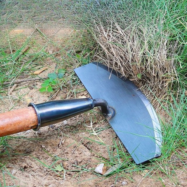 Multifunktionale Manganstahl-Grasschaufel mit Schrägkopf in Silber als manuelles Unkrautjäter- und Grabwerkzeug für Garten und Landwirtschaft - Bild 1