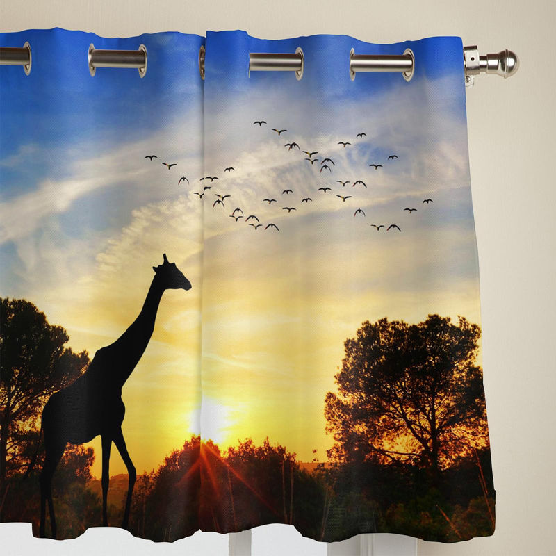 Dekorative Fenstergardine mit Giraffen-Landschaftsmotiv in Grau, halbtransparentes Polyester für Wohnzimmer und Schlafzimmer, Breite: 135 cm, Höhe: 60 cm - Bild 2