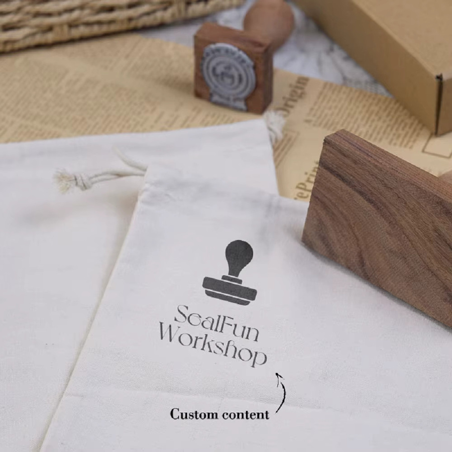Personalisierter Naturholz-Stempel mit individuellem Logo-Bild und schwarzem Stempelkissen in Braun und Schwarz - Bild 2