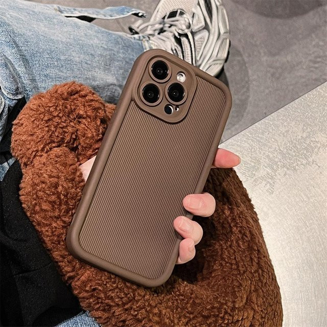 Apple Handyhülle mit Dochtstruktur für iPhone 15 und iPhone 15 Plus in Braun, sturzfest mit feinen Belüftungslöchern - Bild 1