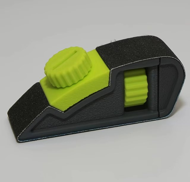 GUHE Hand-Schleifpapierhalter in Schwarz als verstellbares Schleif- und Polierwerkzeug für Holzbearbeitung und Modellbau mit Schnellklemme - Bild 1