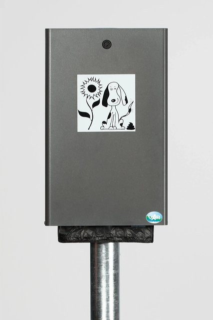PROREGAL Hundekotbeutelspender aus verzinktem Stahl in Grau für 200 Beutel, Montage an Wand oder Rohr, H x B x T: 43 x 6 x 26,5 cm - Bild 1