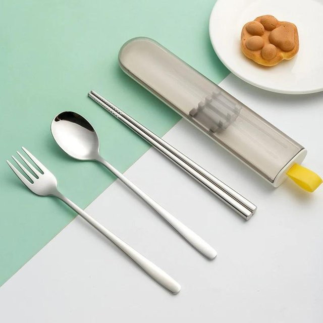 3-teiliges Reisebesteck-Set aus 304 Edelstahl mit Löffel, Gabel und Essstäbchen inklusive Box in Grau Matt von Yiran Furniture - Bild 1
