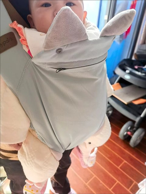Multifunktionale Babytrage in Pink für Vorder- und Rückentragen mit doppelten Schultergurten - Bild 1