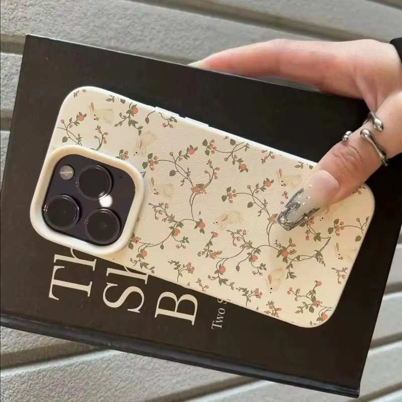 Anti-Sturz-Handyhülle mit Hasen- und Fruchtmuster sowie Litschi-Textur für iPhone 17, 16 und 15 Serien in Beige und Multicolour - Bild 3