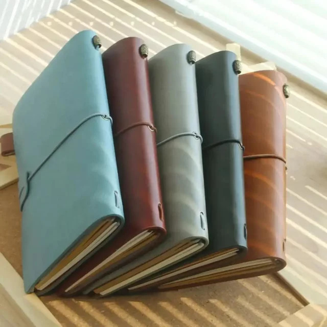 Takeoak Vintage Leder Notizbuch A6 in Rot mit Stifthalter und Geldkartenhüllen als Reisejournal und Skizzenbuch - Bild 1