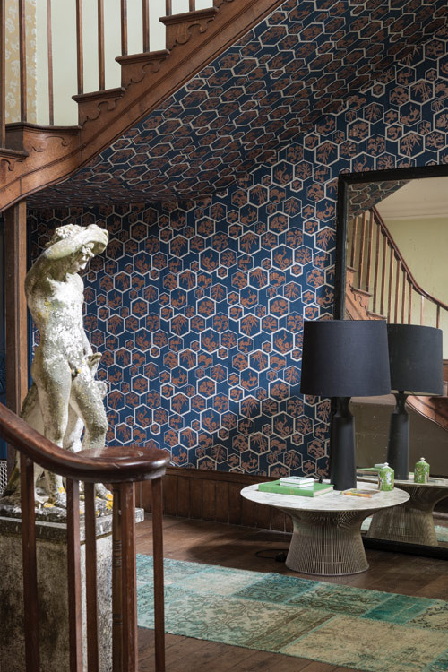 Farrow & Ball Tapete Shouchikubai mit floralem Naturdesign in Blue und Copper - Bild 1