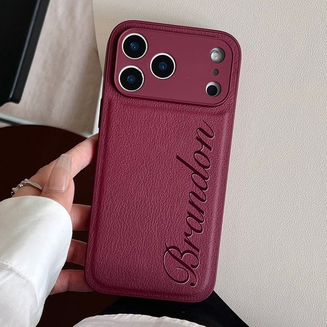 Personalisierte Handyhülle aus weichem Leder mit individuellem Namen und 3D-Lasergravur für iPhone 17 Air, 16, 15, 14, 13 Pro Max Plus in Blau oder Rot - Bild 1