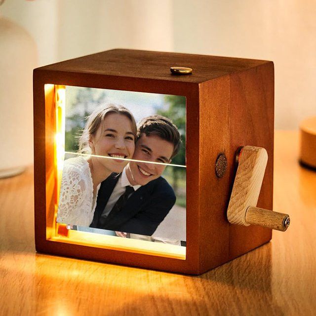 QKX Foto-Flip-Book-Rahmen aus Holz mit Licht und Handkurbel als personalisierte Foto-Animationsbox - Bild 1